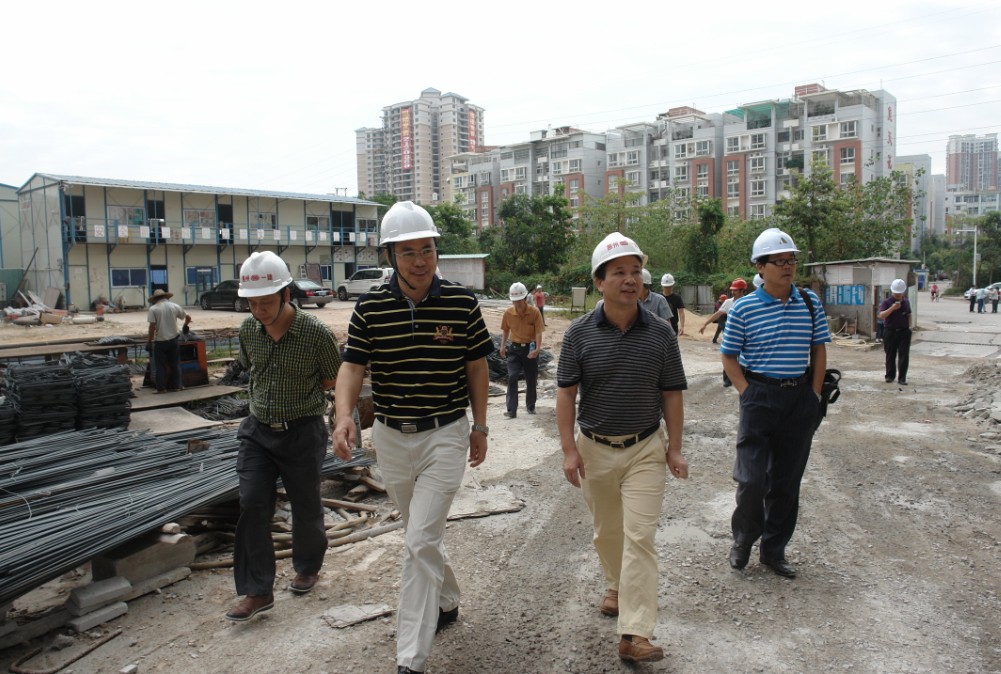 2013年10月18日陳總參加質安部與建設單位負責人檢查工地安全工作